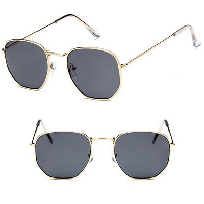 Les lunettes de soleil homme sont de forme carrée. Elles disposent d'une monture dorée et de verres teintés sombres noirs.