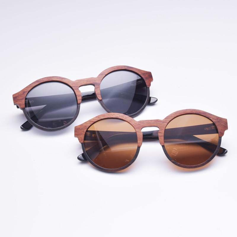 Paires de lunettes de soleil en bois